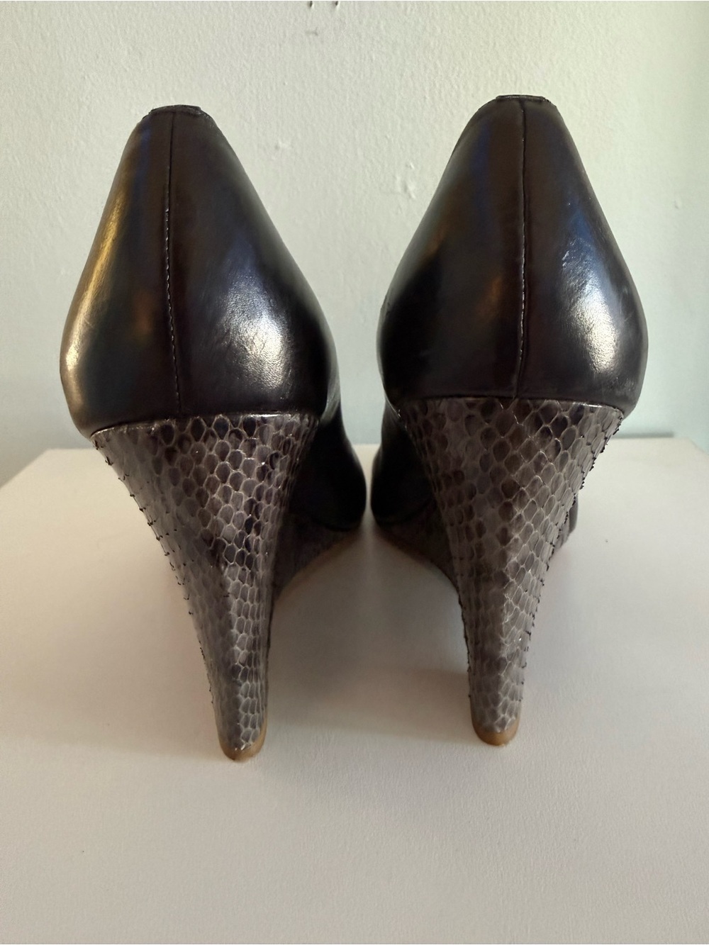 Elie Tahari Black Leather Round Toe Pumps Heels size 41 10/10.5 - Picture 3 of 6